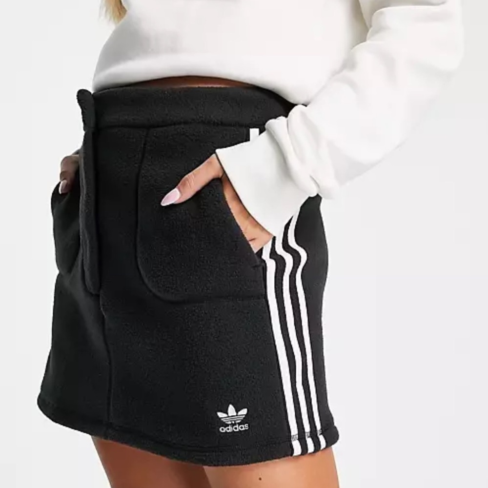 NWT - Adidas Originals Fleece mini skirt size small